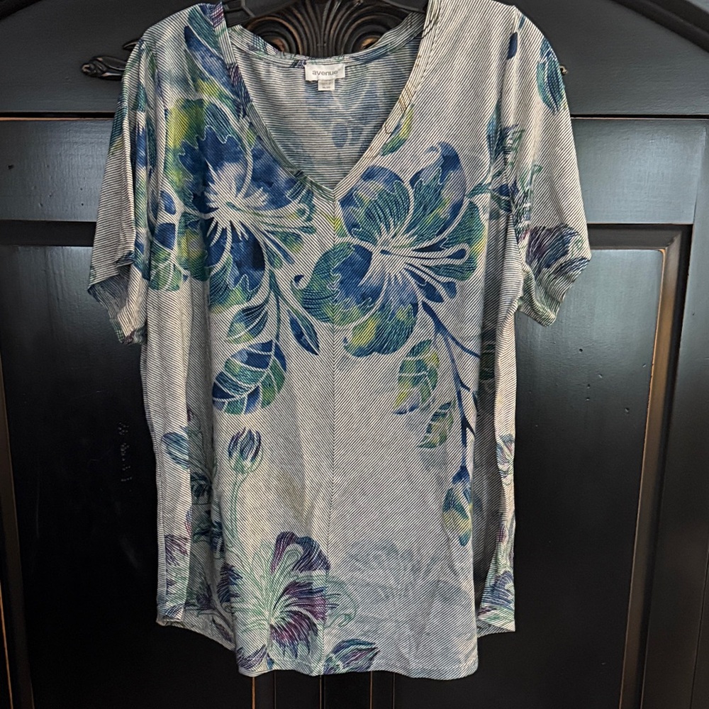 Avenue Multicolor Floral V-Neck Tee sz 18/20
